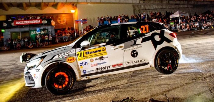 La Clio rally4 di Mabellini nella notte del Barum.