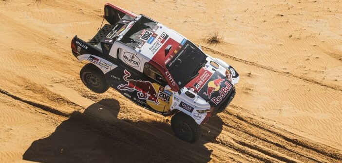 La Toyota Hilux di Al Attiyah vola sulla sabbia Saudita