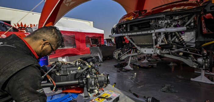 L'assistenza della Bahrain Raid Extreme, BRX sull'auto di Loeb.