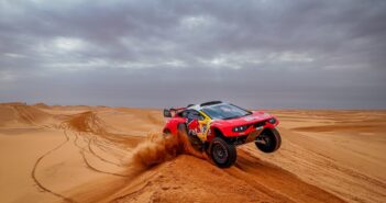 L'Hunter BRX di Loeb continua a volare tra le dune.