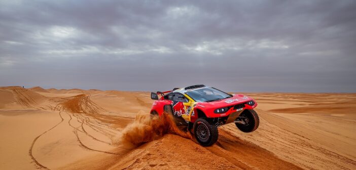 L'Hunter BRX di Loeb continua a volare tra le dune.