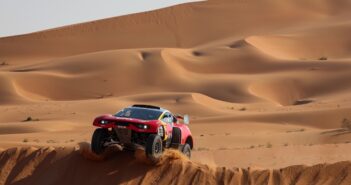 Loeb imprendibile anche sulle dune del quartiere vuoto.