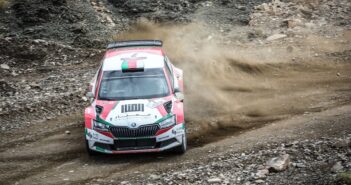 La Skoda Fabia Rally2 Evo di Al Rawahi sulle strade di casa.
