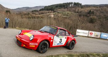 Lombardo e la sua Porsche 911 Carrera RS 3.0 in azione nell'edizione passata della gara Aretina.