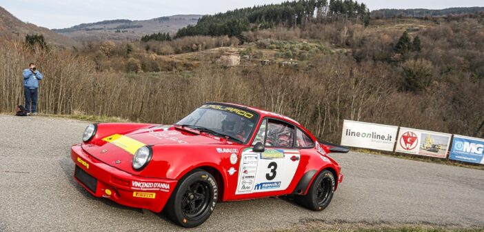 Lombardo e la sua Porsche 911 Carrera RS 3.0 in azione nell'edizione passata della gara Aretina.