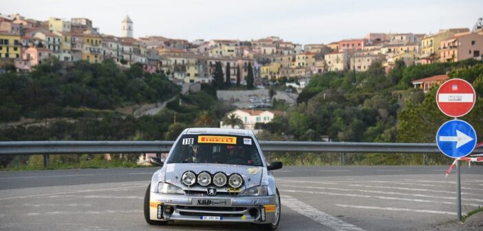La Peugeot 106 Maxi di Crugnola sulle strade dell'Elba.
