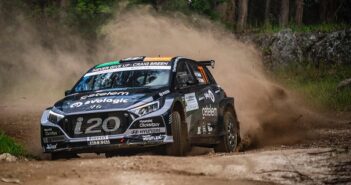 La hyundai i20 rally2 di Meeke in azione sulle stage del Aboboreira