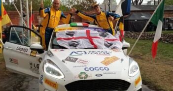 LEDDA E TRENTIN A PODIO Valentino Ledda festeggia al traguardo il suo primo rally