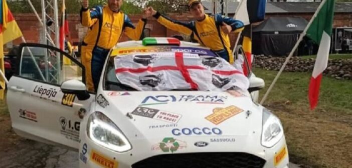 Valentino Ledda festeggia al traguardo il suo primo rally