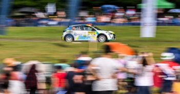 La Peugeot 208 di Daprà circondata dal calore del pubblico di Zlin
