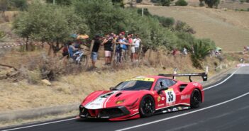 La sfavillante Ferrari del neo campione Peruggini sulle rampe del Nissena