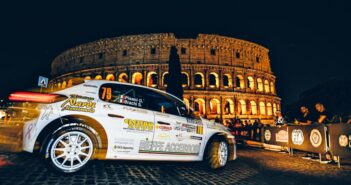 Nell'immagine, la Peugeot 208 Rally4 di Gianandrea Pisani, davanti al Colosseo.