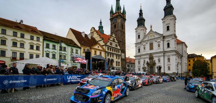 Uno dei quadri pittoreschi della carovana WRC alla partenza di Praga