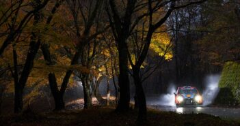 Lappi con la luce soffocata delle prime ore del mattino Giapponese