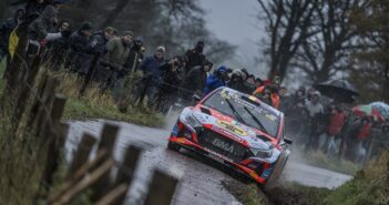 Cedric Cherain nella sua cavalcata sotto la pioggia