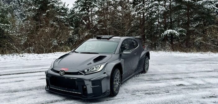 La GR Yaris Rally2 sulle strade innevate dei test pre Montecarlo