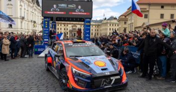 Neuville nella affollatissima partenza di Praga