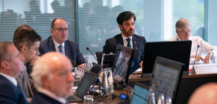 Robert Reid al fianco del presidente ne consiglio mondiale di Ginevra