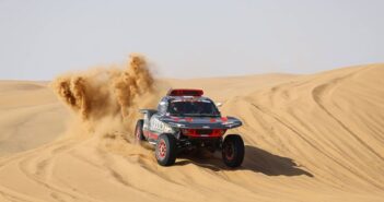 L'Audi di Peterhansel impegnata a surfare tra le dune