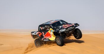 L'Hilux T1+ del brasiliano Lucas Moraes cavalca le dune