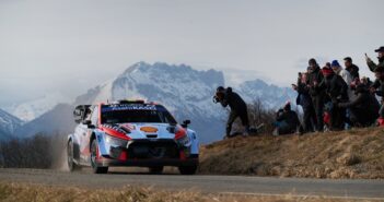 Neuville vola sulle speciali del sabato