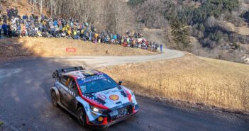 Neuville vola verso il primo successo stagionale