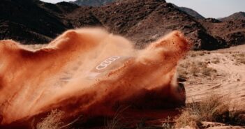 Un suggestivo passaggio alla Dakar di Sainz sulla casa dei quattro cerchi