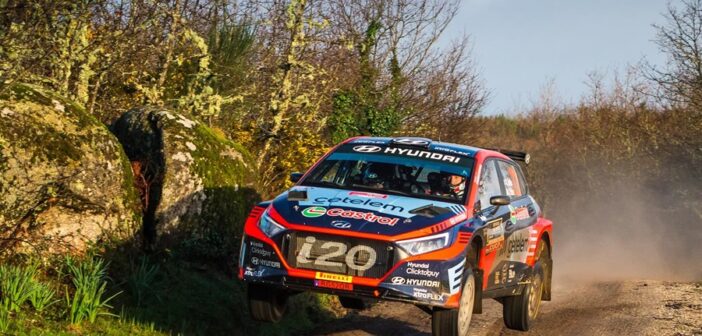La Hyundai i20 N Rally2 vola sulla terra di Fafe