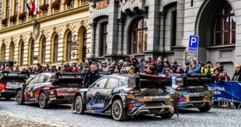 CONTINUA IL TIRO DELLA GIACCA FIA Le rally1 in bella mostra ad un riordino