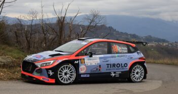Nucita e la sua Hyundai i20 in un tipico scorcio di Garfagnana