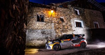 La Clio Rally3 di Maatteo Chatillon sulle strade del Monte
