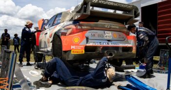 I meccanici Hyundai al lavoro sulla i20 N Rally1