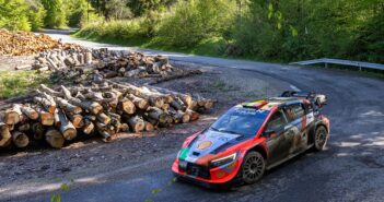 Neuville leader della gara a parimerito con Evans