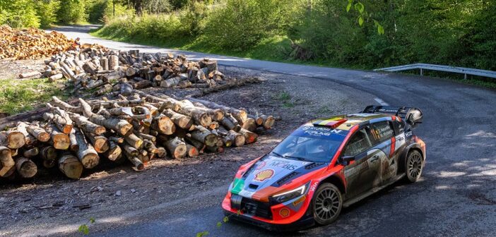 Neuville leader della gara a parimerito con Evans