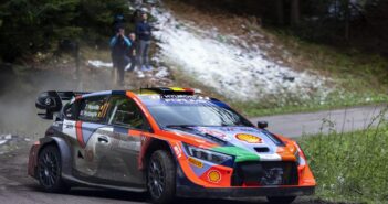 Neuville alla fine di uno scontro campale piega Evans