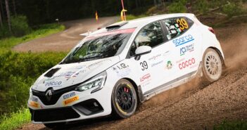 La Renault Clio di Valentino Ledda in azione (Foto Hannu Rainamo)