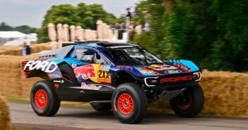 Sainz con il nuovo Raptor T1 + sul circuito di Goodwood