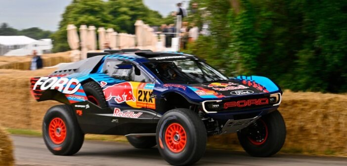Sainz con il nuovo Raptor T1 + sul circuito di Goodwood