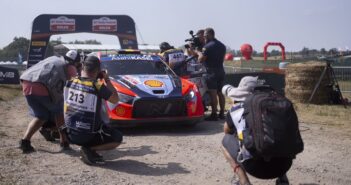 Neuville assaltato da media e televisioni alla fine della Power Stage del Polonia