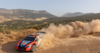 Neuville lascia i suoi avversari nella polvere