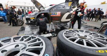 OGIER RENDE OMAGGIO A PIRELLI Ogier in una delle Tyre Fitting Zone del Central European Rally
