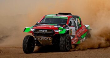 La Toyota Hilux di al Rajhi vola sulla sabbia