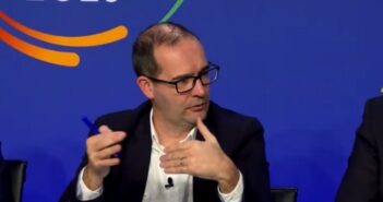 Andrew Wheatley in uno dei meeting della FIA