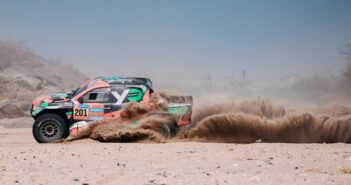Il saudita Al Rajhi ed il suo Hilux, Overdrive Racing, in azione
