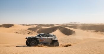 De Mevius e la sua Mini alle prese con le dune arabe
