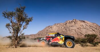Il brasiliano Lucas Moraes in azione sulla sua Hilux ..