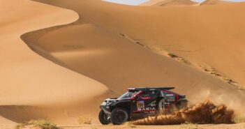 Il Sandriders Dacia di Nasser tra le dune di Arabia
