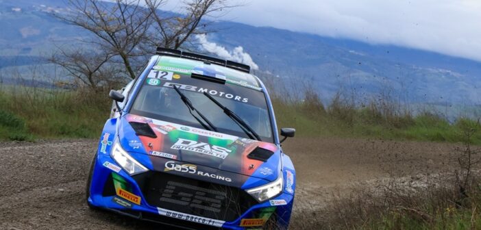 La Hyundai di Korhola vola di traverso sulla terra di Radicofani