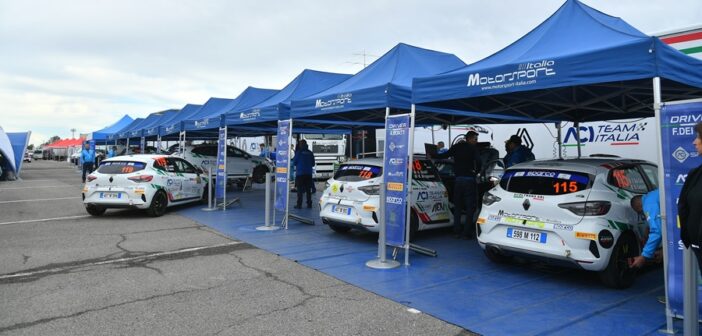 Il service park del Mille Miglia con in primo piano le Clio dello Junior