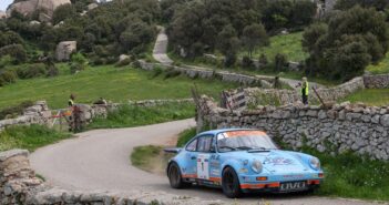 IN COSTA SMERALDA E’ MUSTI BIS La Porsche 911 RS Carrera di Musti tra i muretti della Costa Smeralda